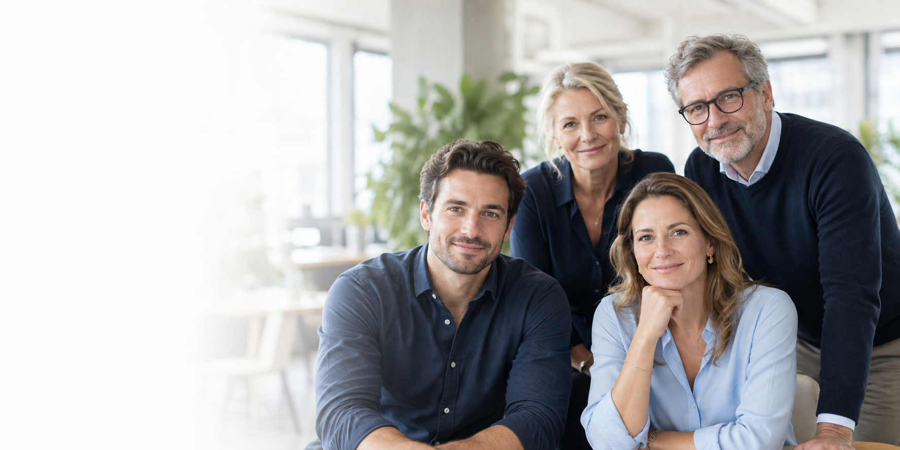 Twee mannen en twee vrouwen van verschillende generaties kijken de bezoeker aan